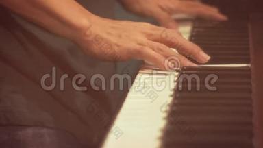 人演奏音乐<strong>键盘</strong>.. 音乐家<strong>弹钢琴</strong>。
